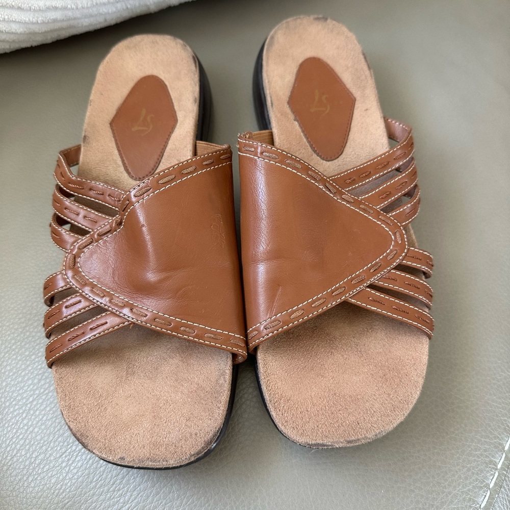 Women’s size 8 wide “Lifestride” tan Leather Slide Sandals.